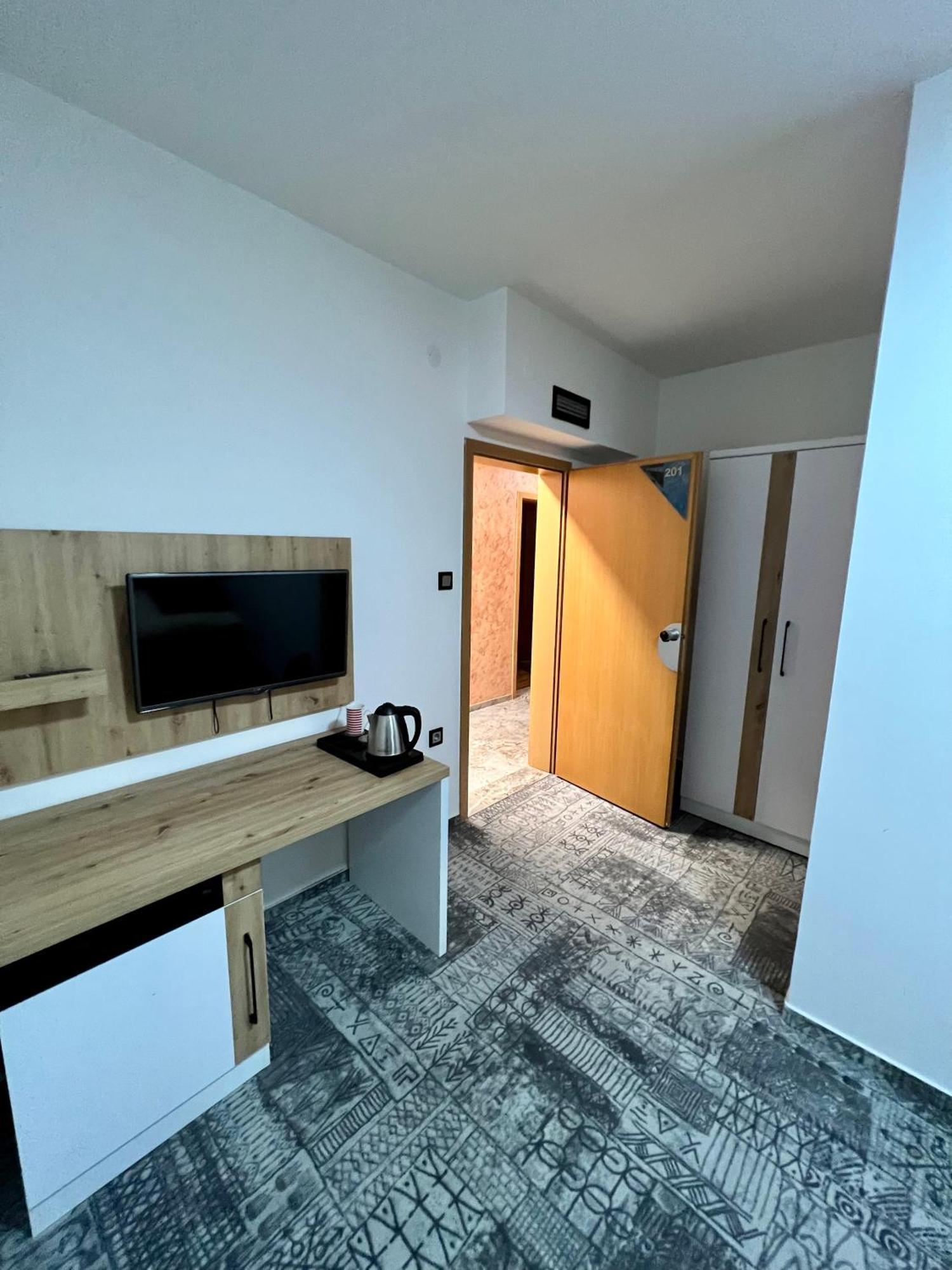 Hotel Brkic Sarajevo Airport - Free Parking Saraievo Exterior foto